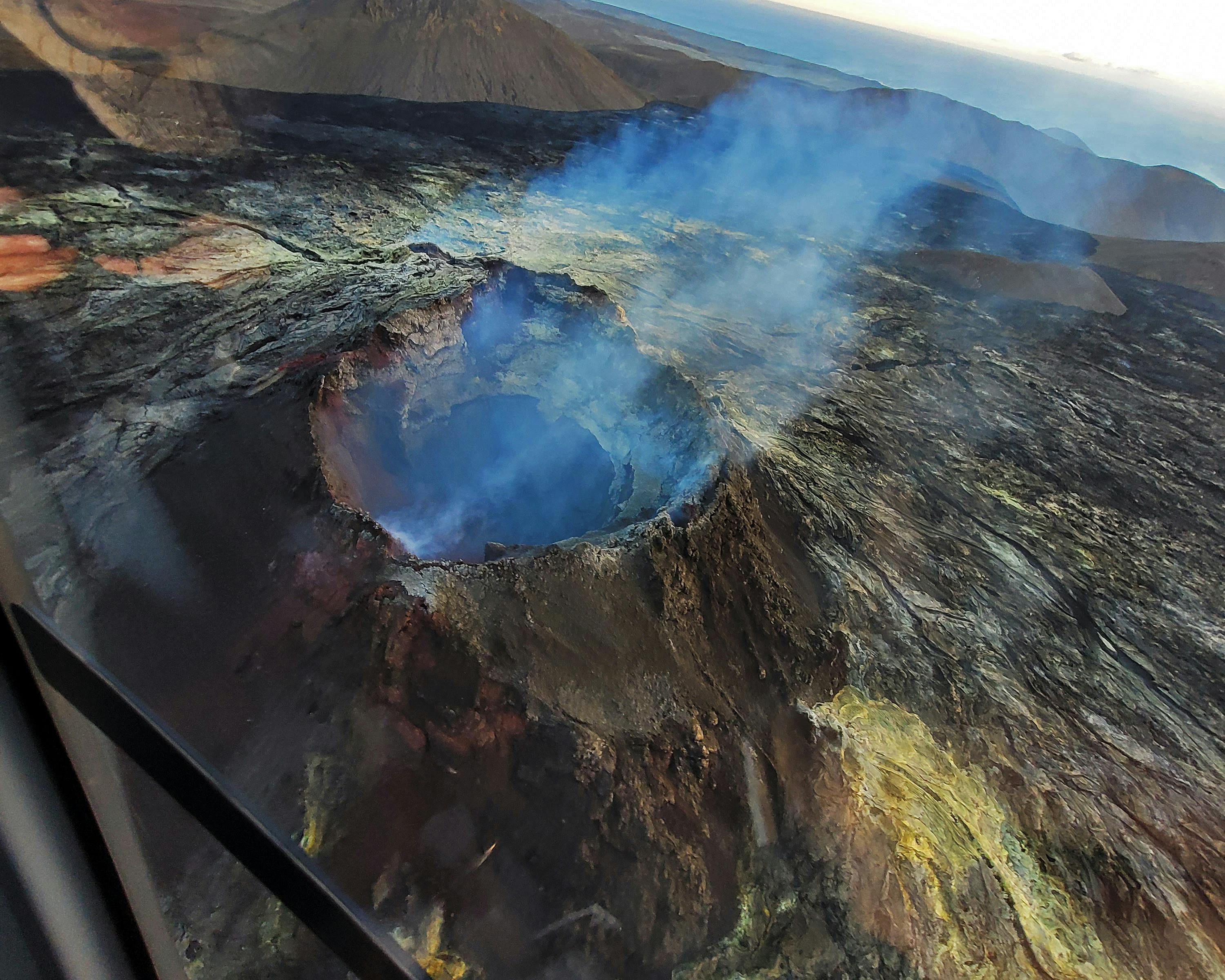 Volcano and Geothermal Landing - Helicopter tour from Reykjavik