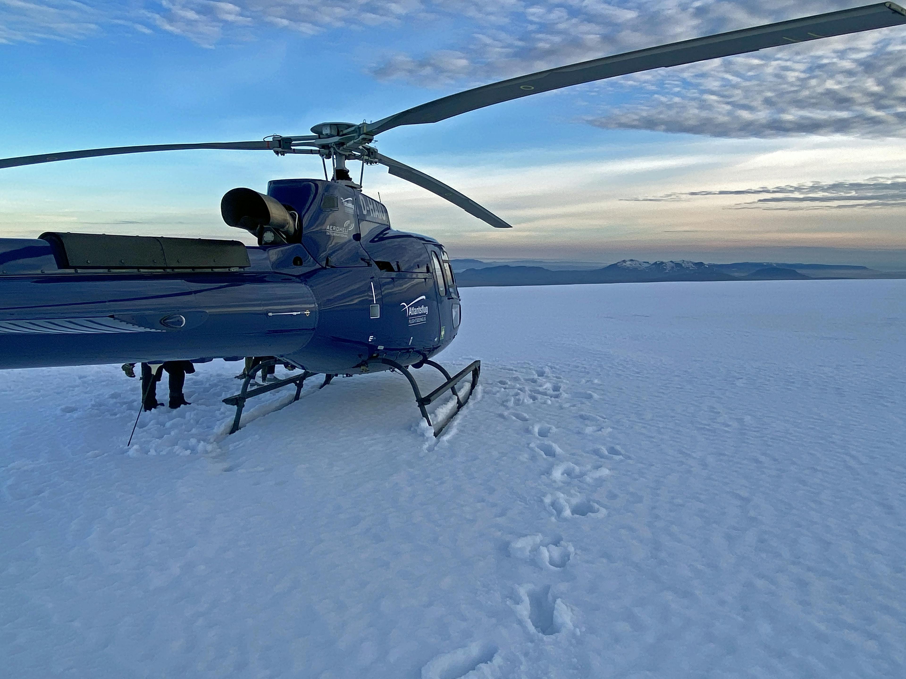 Volcanoes, Waterfalls and Glacier Landing – Helicopter Tour from Reykjavik 
